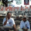 Pause de la manifestation dans l'avenue Bruat à Papeete le 26 juillet 2004.